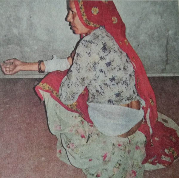 ग्रामीणों ने डंडों से मारपीट कर दी