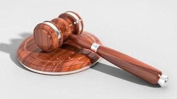 मामले का निस्तारण होने तक किसी भी अदालत में प्रैक्टिस पर रहेगी रोक