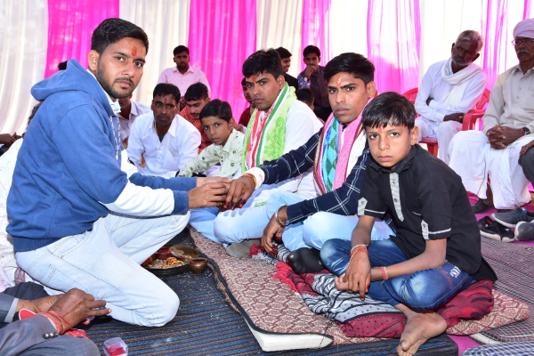 गांव की ही एक लड़की से प्रेम प्रसंग चल रहा था गांव की ही एक लड़की से प्रेम प्रसंग चल रहा था