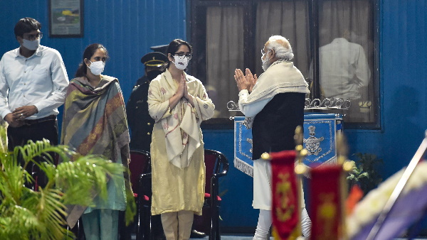 पीएम मोदी ने रावत की बेटियों को ढांढस बंधाया