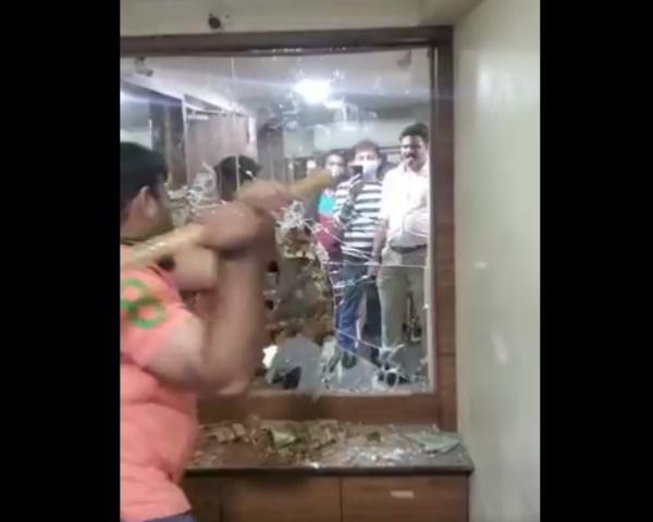 वीडियो में दिखी कांच की वॉल