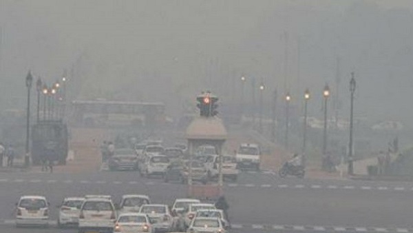 दिल्ली की सुबह ठिठुरन और कोहरे के साथ 