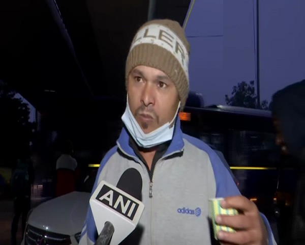 आग जलाकर खुद को ठंड से बचा रहे हैं