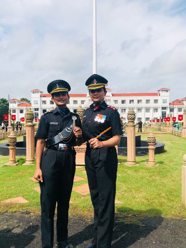 कौन हैं ये अफसर सगी बहनें? कौन हैं ये अफसर सगी बहनें?