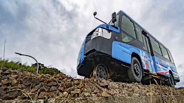 बस है या ट्रेन ?