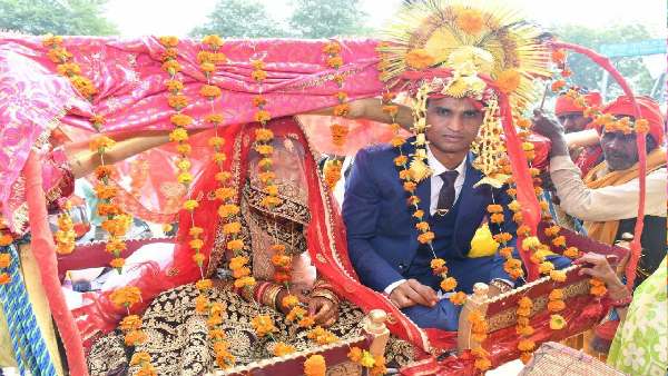 खजूर का मुकुट और पालकी भी