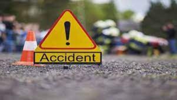 7 people died and 6 were injured after a container truck hit a three wheeler in Maharashtra 7 people died and 6 were injured after a container truck hit a three wheeler in Maharashtra
