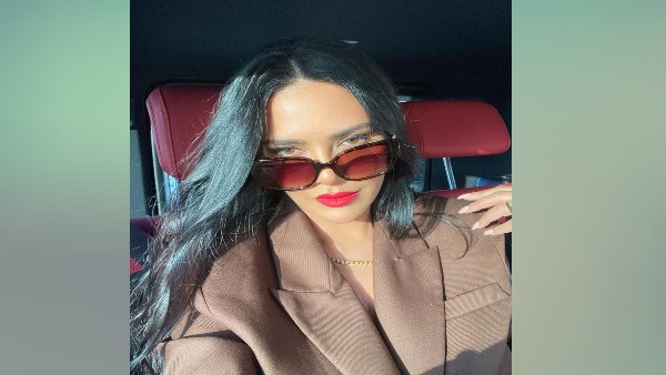 ईशा ने पहना बिना ब्रा के कोट