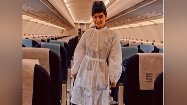 इंडिगो की एयर होस्टेस इंडिगो की एयर होस्टेस