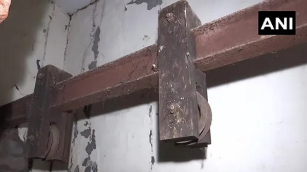 कैसे पता चला हैंगिंग हाउस के बारे में? 