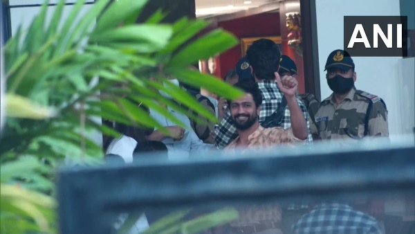 व्हीकल गेट से निकाला 