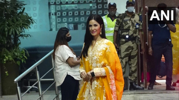 विक्की और कैट मुम्बई से जयपुर पहुंचे