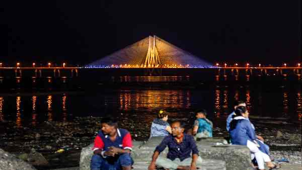 पिता को देखकर बहुत खुश थी लड़की