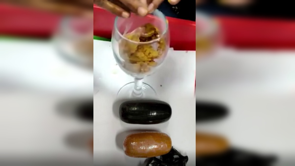 दो पॉलीथिन के पैकेट थे