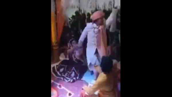 मंत्र के बीच बजने लगता है भोजपुरी सॉन्ग