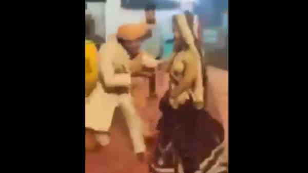 दूल्हा करने लगता है डांस