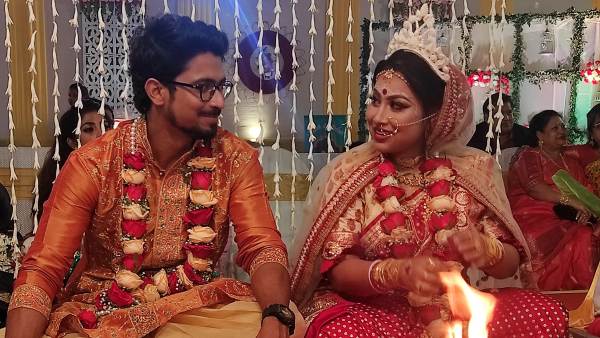  तीन पुजारियों ने करवाई शादी