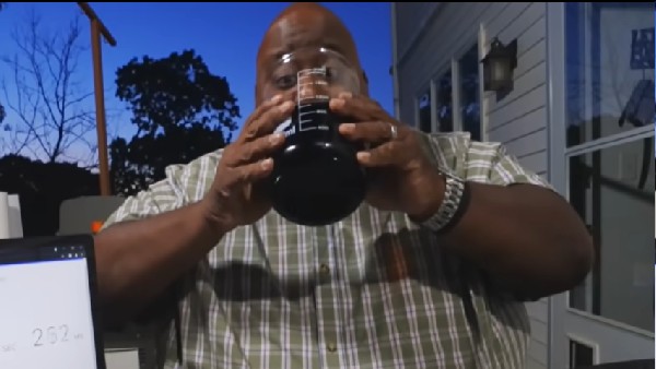 18 सेकंड में 2 लीटर सोडा खल्लास 18 सेकंड में 2 लीटर सोडा खल्लास