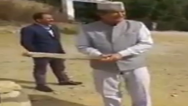 हरदा ने गांव में मारी बांउड्री