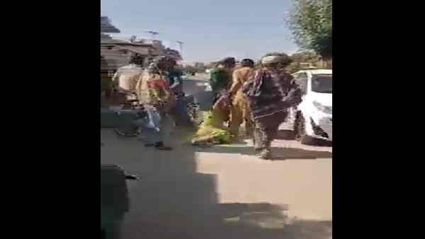 बाल खसीटकर महिला को घसीटते रहे दरिंदे