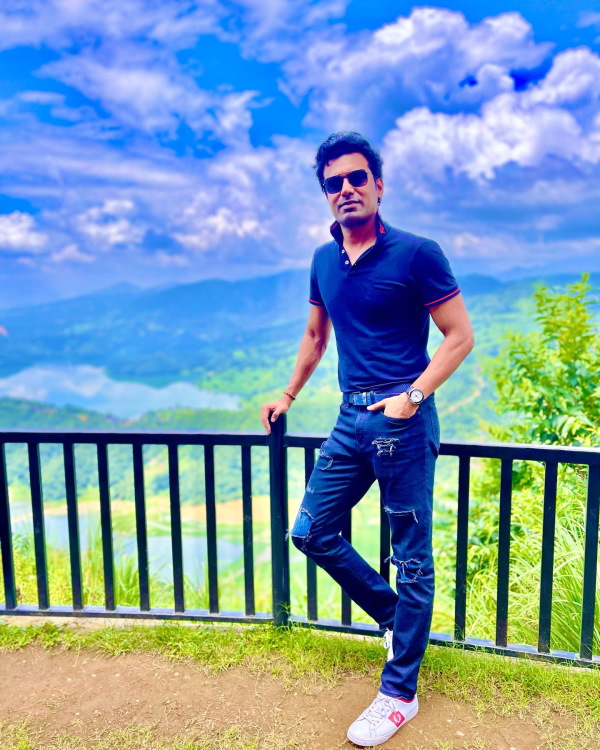 कौन हैं आईएएस अभ‍िषेक सिंह?