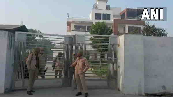 मनोज यादव के घर छापा
