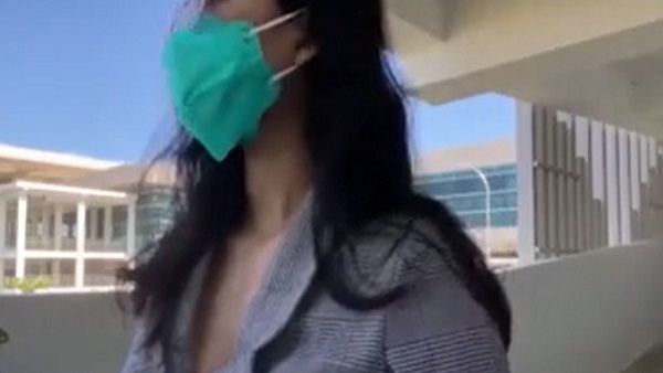 जैसे ही मॉडल ने उतारे कपड़े, पीछे आ गया यात्री