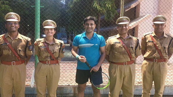 ऑफिस में घुसकर पकड़ लिया था हाथ