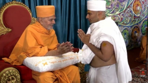 महंत स्वामी महाराज के हाथों दीक्षा ग्रहण की महंत स्वामी महाराज के हाथों दीक्षा ग्रहण की