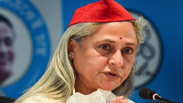 'वो लाल टोपी से घबराकर, फीता काट रहे हैं...'