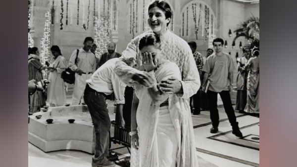 बिग बी के बांहों में भरते ही शर्म से लाल हुईं जया 