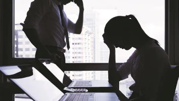 जूम कॉल पर ही अपने 900 कर्मचारियों की छुट्टी कर दी