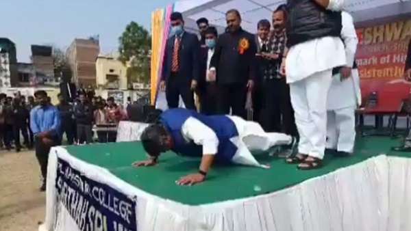 इंदौर में एक कॉलेज फंक्शन में पहुंचे थे कैलाश विजयवर्गीय