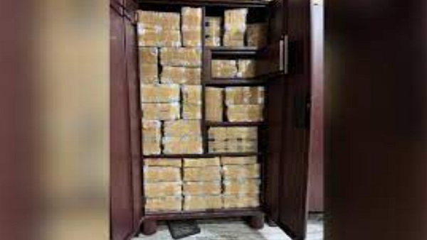 पीयूष जैन के घर के बरामद कैश को ले जाने के लिए मंगवाया गया कंटेनर पीयूष जैन के घर के बरामद कैश को ले जाने के लिए मंगवाया गया कंटेनर