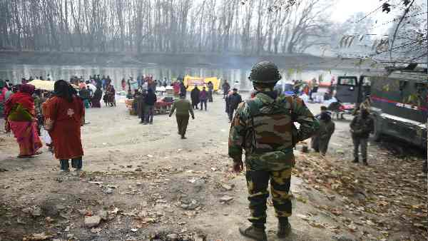 पुष्कर त्योहार के लिए झेलम और सिंध के संगम पर पहुंचे तीर्थयात्री 