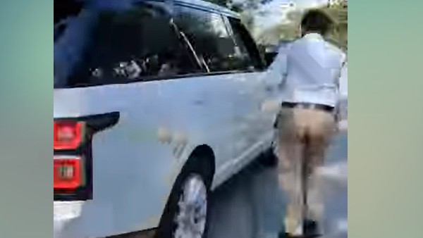 कैट की कार ट्रैफिर पुलिस ने रोकी