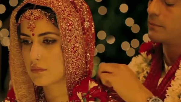 फिल्म राजनीति में लाल रंग का लहंगा पहना था