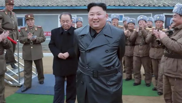 किम जोंग जैसा कोट पहना कोरिया में हैं बैन किम जोंग जैसा कोट पहना कोरिया में हैं बैन