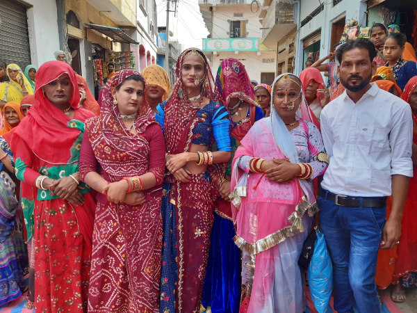 मायरे में लाए कान के झूमके, पायजेब और कपड़े मायरे में लाए कान के झूमके, पायजेब और कपड़े