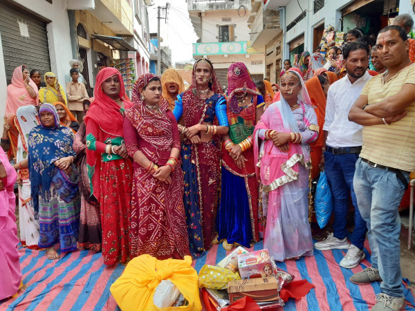 कैलाशी देवी के पीहर पक्ष से भी लोग मायरा लेकर आए कैलाशी देवी के पीहर पक्ष से भी लोग मायरा लेकर आए