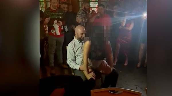 गाज गिरने के बाद महिला पुलिसकर्मी फेमस गाज गिरने के बाद महिला पुलिसकर्मी फेमस