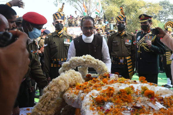 शिवराज सिंह चौहान शहीद जितेंद्र कुमार वर्मा के घर पहुंचे शिवराज सिंह चौहान शहीद जितेंद्र कुमार वर्मा के घर पहुंचे