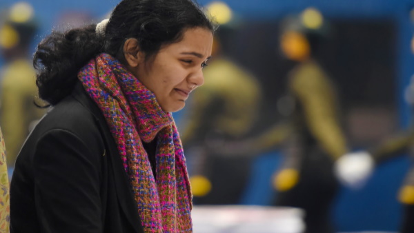 ब्रिगेडियर एलएस लिद्दर की पत्नी और बेटी उनके पार्थिव शरीर के देखकर रो पड़े