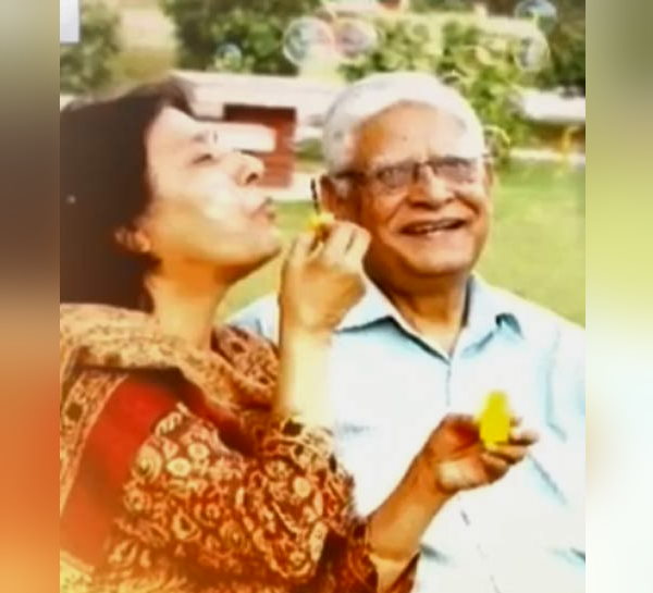 वृद्धा खोज रही थी पति के लिए पत्नी