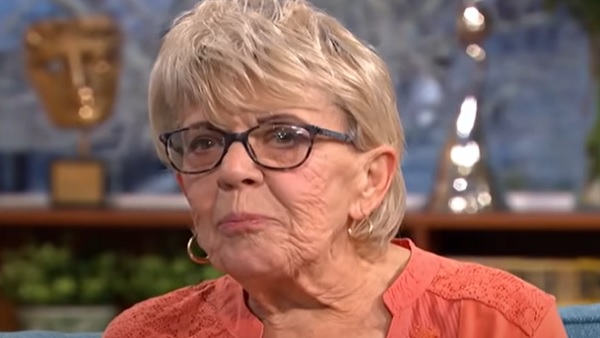 'वो मुझे अक्सर cuddle करता है' 'वो मुझे अक्सर cuddle करता है'