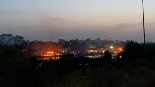 श्मशाम घाट पर एक साथ जलती दर्जनों चिताएं, दुनिया की नजर में आया बैकुंठ धाम श्मशाम घाट पर एक साथ जलती दर्जनों चिताएं, दुनिया की नजर में आया बैकुंठ धाम