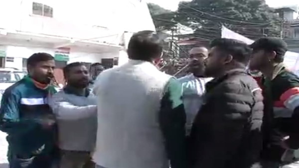 दो गुटों में बंटी कांग्रेस, नजर आ रही वर्चस्‍व की लड़ाई