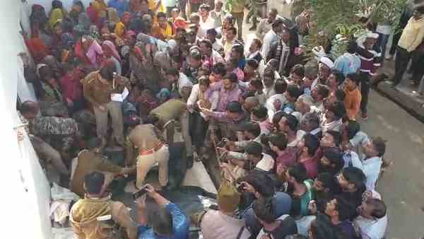 Bodies of three children found in Mahoba, mothers body found hanged Bodies of three children found in Mahoba, mothers body found hanged