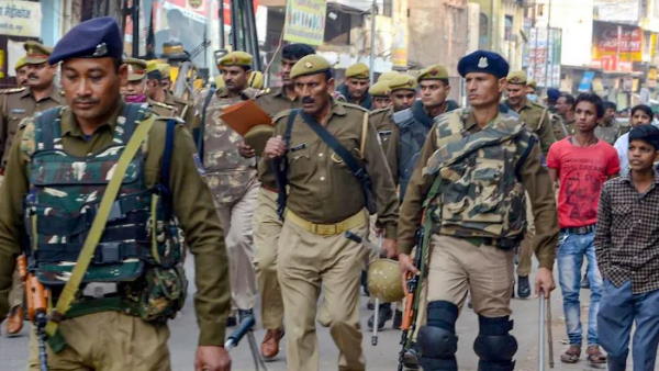 सोशल मीडिया पर पुलिस की कड़ी निगरानी