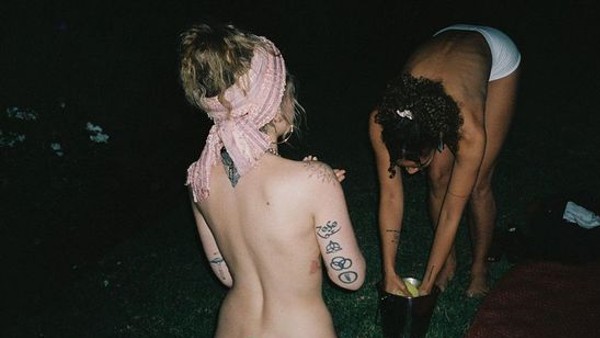 हाथ पर अजीब से टैटू